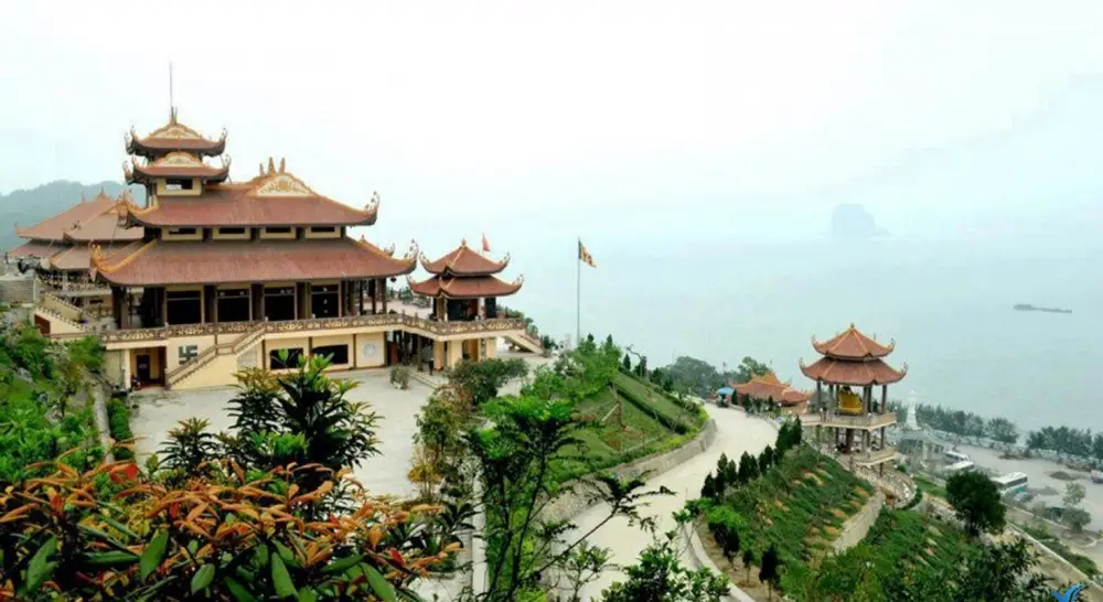 Núi Bài Thơ và chùa Long Tiên là địa điểm du khách nên ghé qua