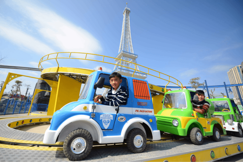Các bạn nhỏ trải nghiệm đặt chân đến Paris thu nhỏ và ngồi tàu tham quan tháp Eiffel ngay tại Công viên Rồng