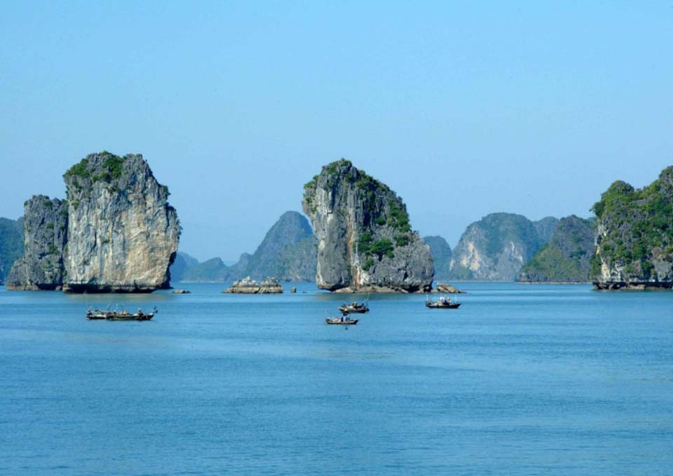 Vị trí của hang Trinh Nữ trên Vịnh