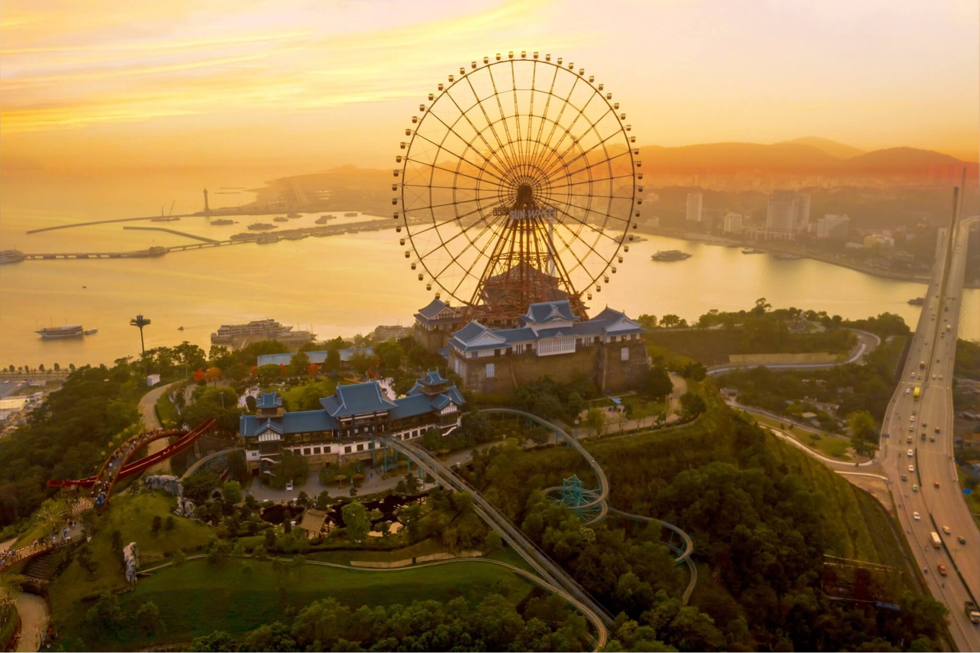 Sun Wheel Hạ Long rực rỡ trong ánh hoàng hôn