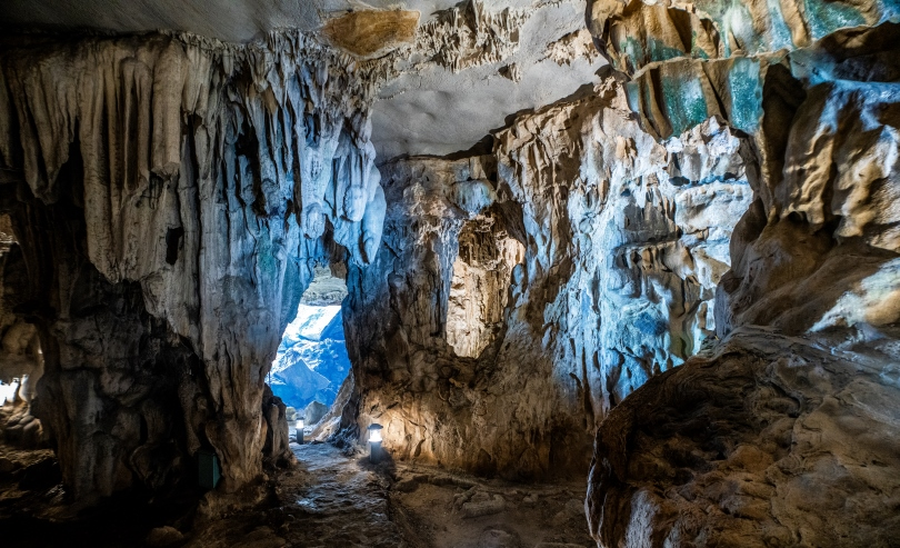 Hệ thống nhũ đá kì ảo lấp lánh khi ánh nắng chiếu rọi vào hang