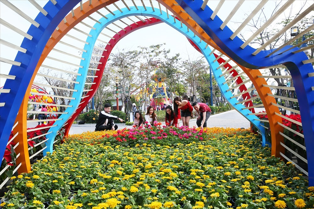 Khu vườn hoa rực rỡ màu sắc là điểm nhấn của công viên