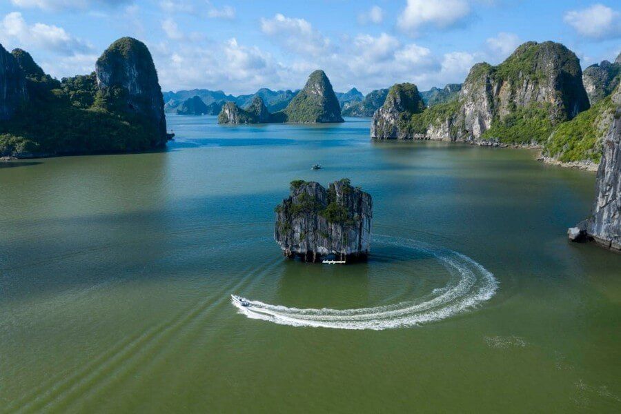 Bạn có thể tham quan hòn Đỉnh Hương bằng tàu theo 2 tuyến tham quan