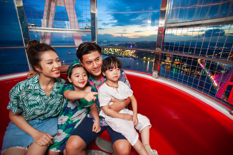 Du khách check in cùng quang cảnh Hạ Long tuyệt đẹp qua cửa kính Sun Wheel