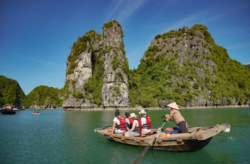 Du khách di chuyển đến cửa hang bằng đò nan của dân địa phương