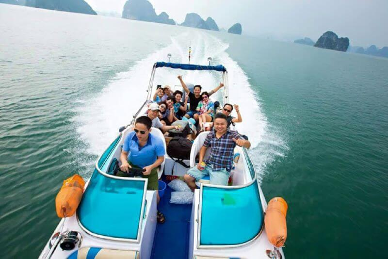 Du khách trải nghiệm đi tàu ra đảo Mắt Rồng cực thú vị