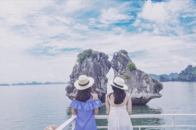 Du khách check in cực nghệ với các hòn trên Vịnh