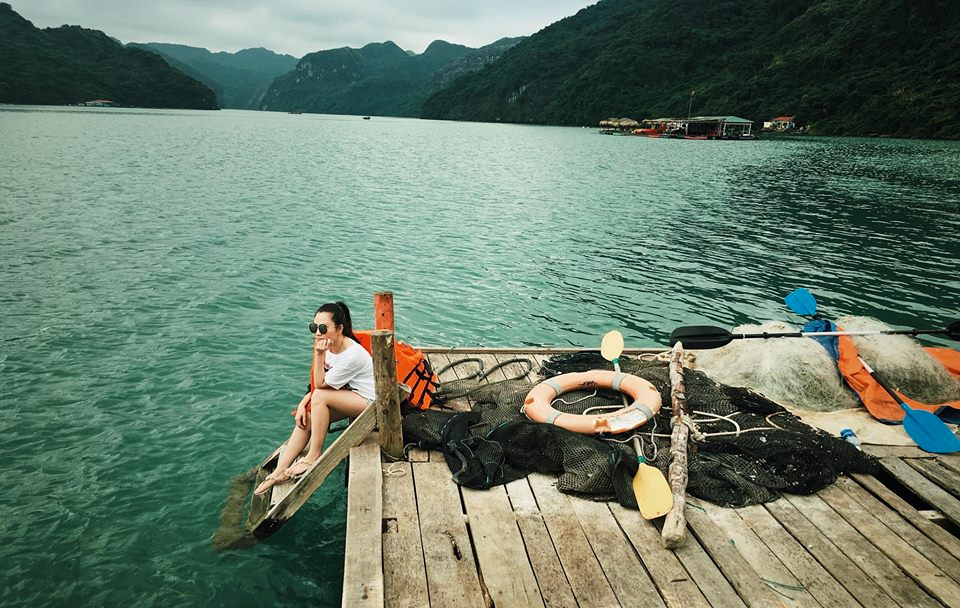 Du khách check in tại làng chài Trà Báu