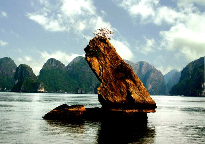 Hòn Con Cóc đắm chìm trong ánh nắng hoàng hôn