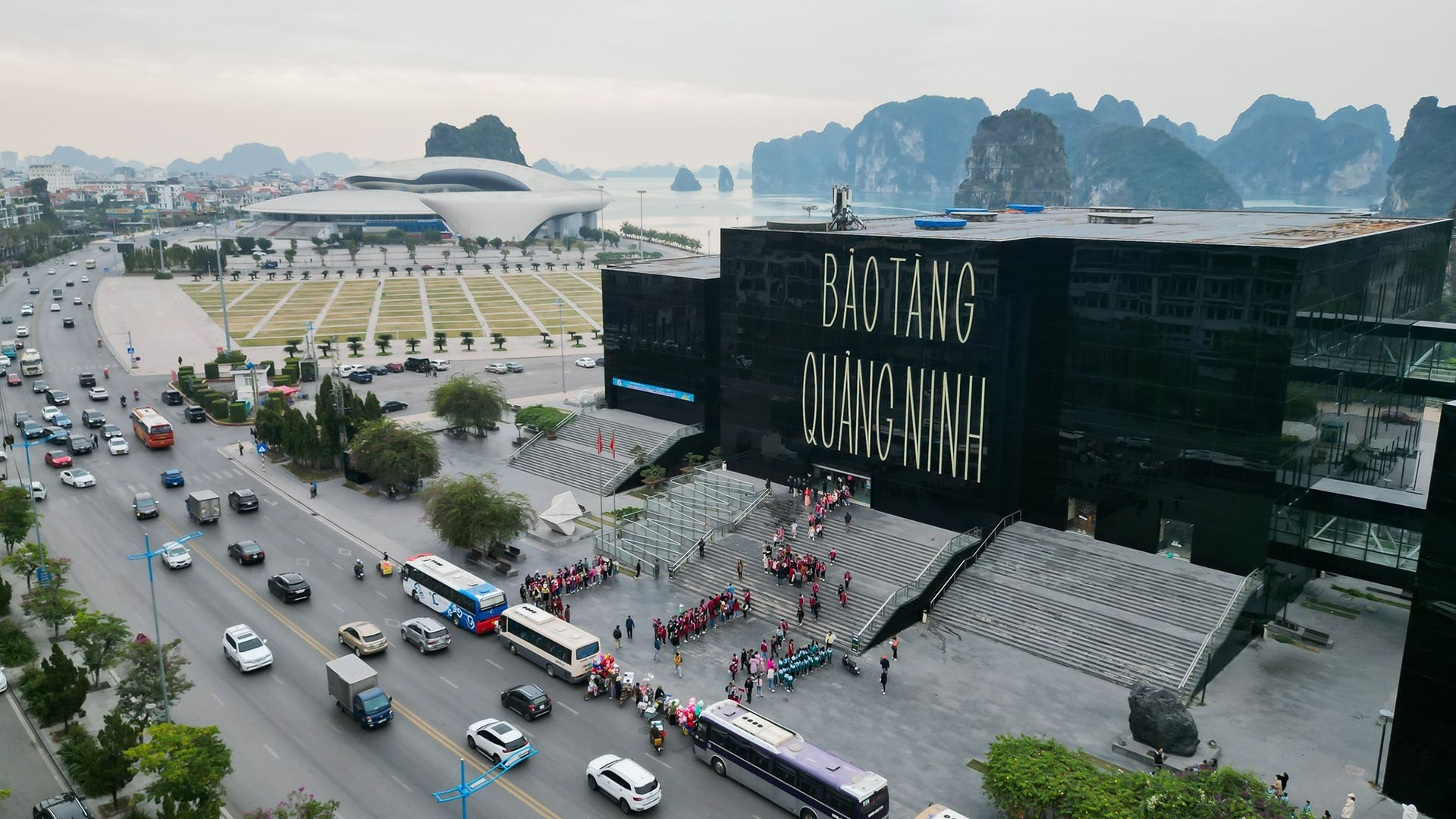 Bảo Tàng Quảng Ninh nằm cạnh bên Vịnh Hạ Long