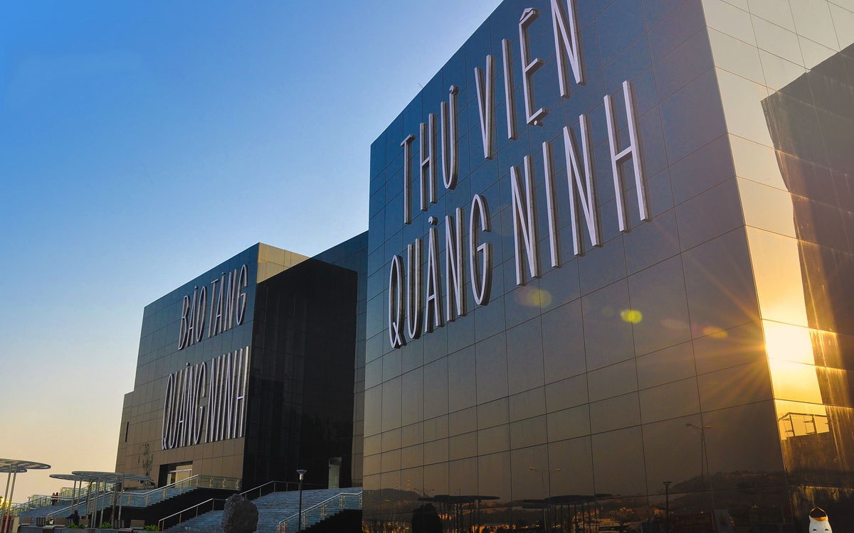 Thư viện Quảng Ninh nằm chung khuôn viên với bảo tàng Quảng Ninh