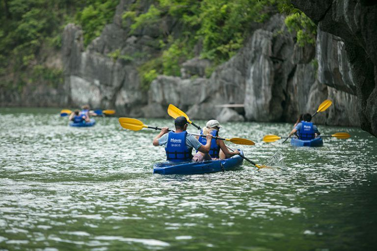 Hoạt động chèo thuyền kayak khám phá cảnh quan xung quanh đảo