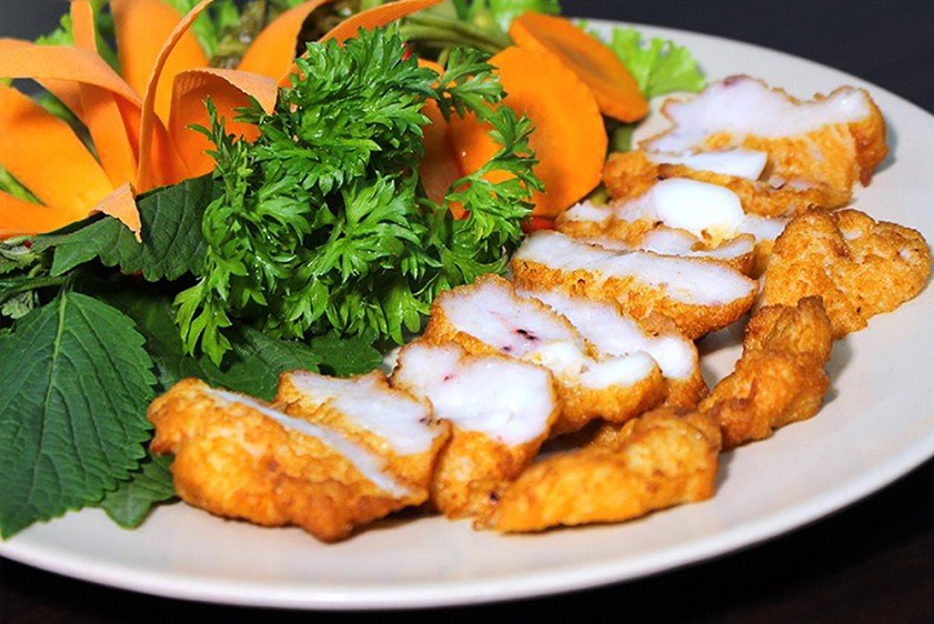 Chả mực Hạ Long nóng giòn ăn kèm với xôi trắng rất bắt vị