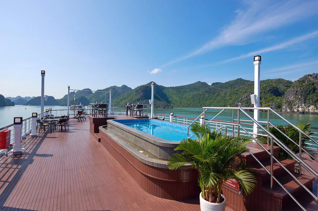 Bể sục Jacuzzi ngoài trời - góc thư giãn và sống ảo siêu chất không thể bỏ qua