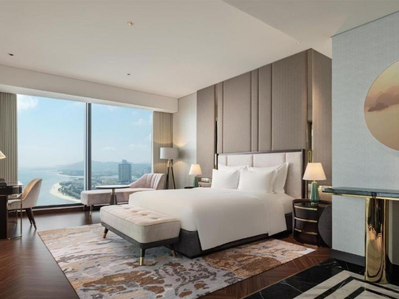 Không gian phòng Executive sang trọng với tầm nhìn hướng vịnh mở rộng.