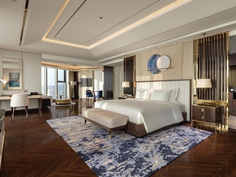 Căn Suite hướng ra vịnh là hạng phòng lý tưởng cho kỳ nghỉ lãng mạn hoặc chuyến đi đặc biệt.