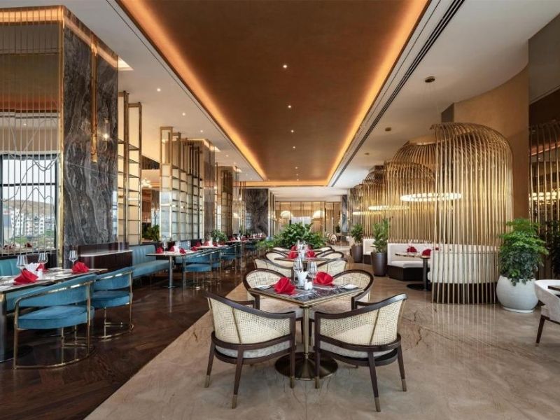 Không gian nhà hàng sang trọng với buffet đa dạng và cách bày trí tinh tế. 