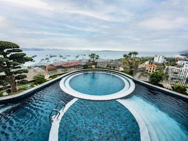 Hồ bơi hiện đại với không gian mở, mang lại cảm giác thư giãn tuyệt đối.