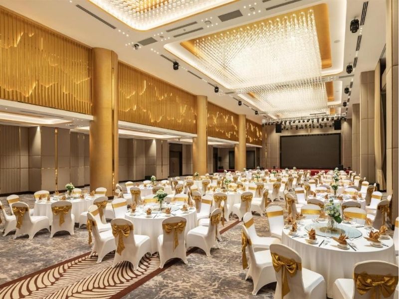 Phòng hội nghị sang trọng với không gian rộng lớn và trang thiết bị hiện đại.