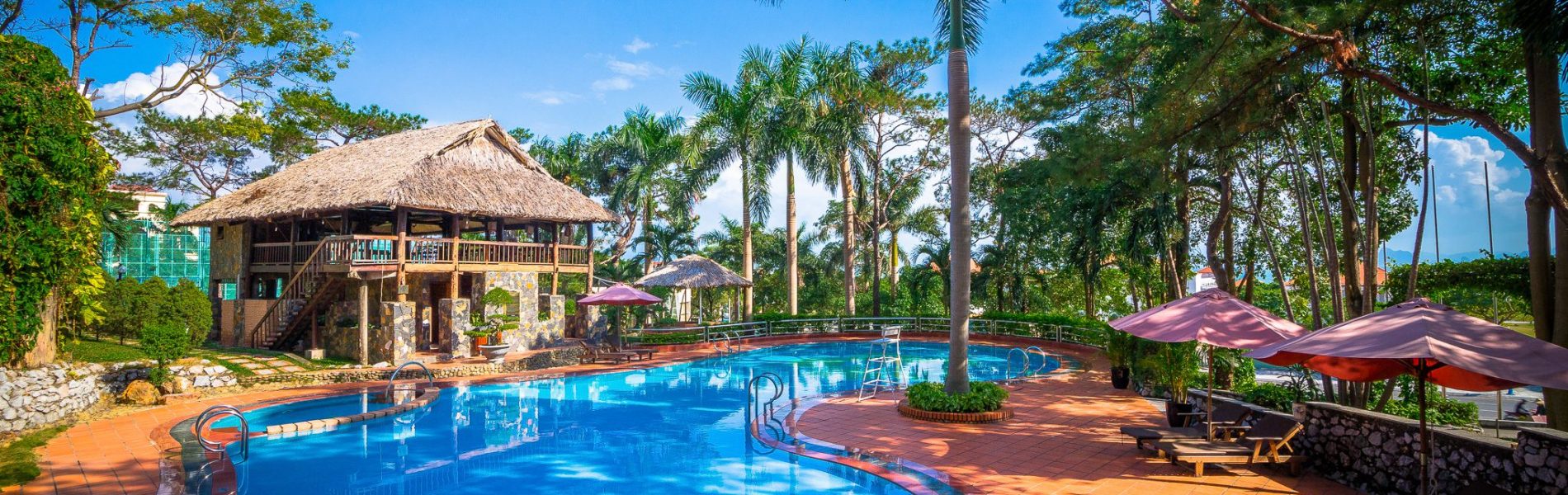 Hồ bơi rộng rãi phù hợp cho mọi người tham gia