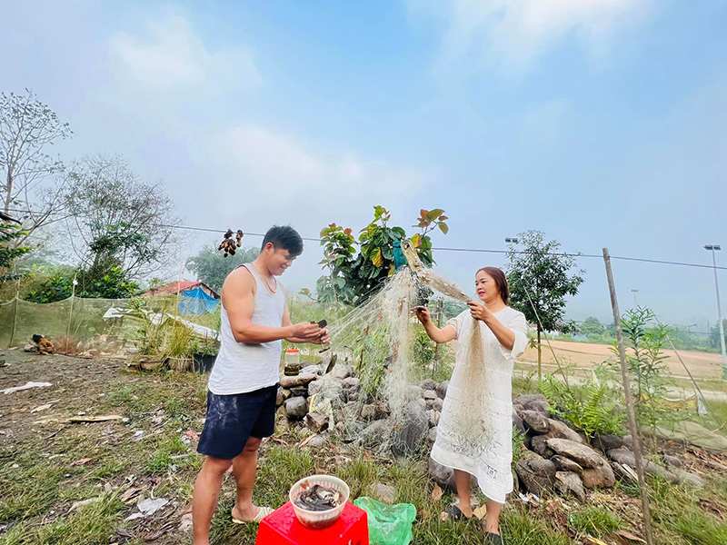 Trải nghiệm tắm suối trong vắt và bắt cá luôn thu hút đông đảo du khách tham gia