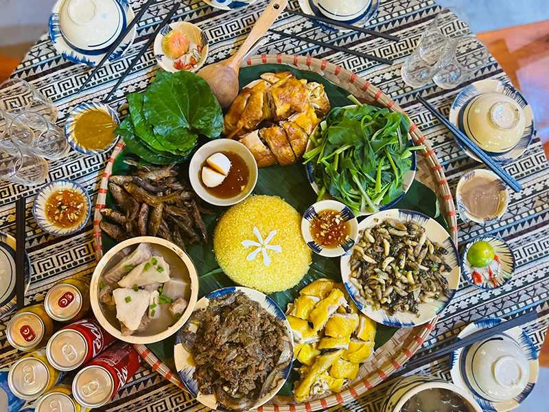 Bữa tiệc ẩm thực dân dã với gà nướng, cá suối và xôi ngũ sắc mang đậm hương vị núi rừng tại Kỳ Thượng