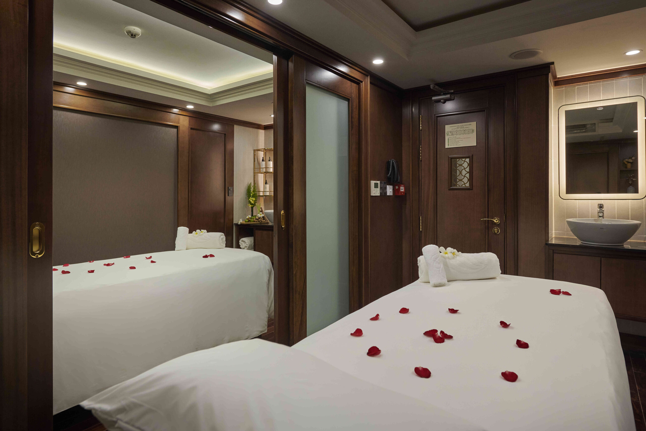 Không gian tĩnh lặng và thư thái bên trong khu vực chăm sóc sức khỏe Le Parfum Spa