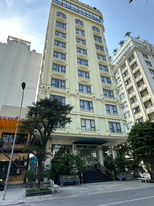 Minh Đức Luxury Hotel ở bên ngoài với thiết kế cổ điển
