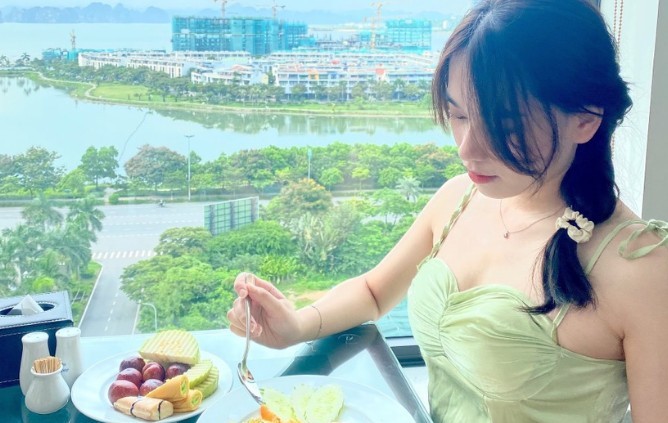 Du khách ăn bữa sáng miễn phí ở Minh Đức Luxury Hotel