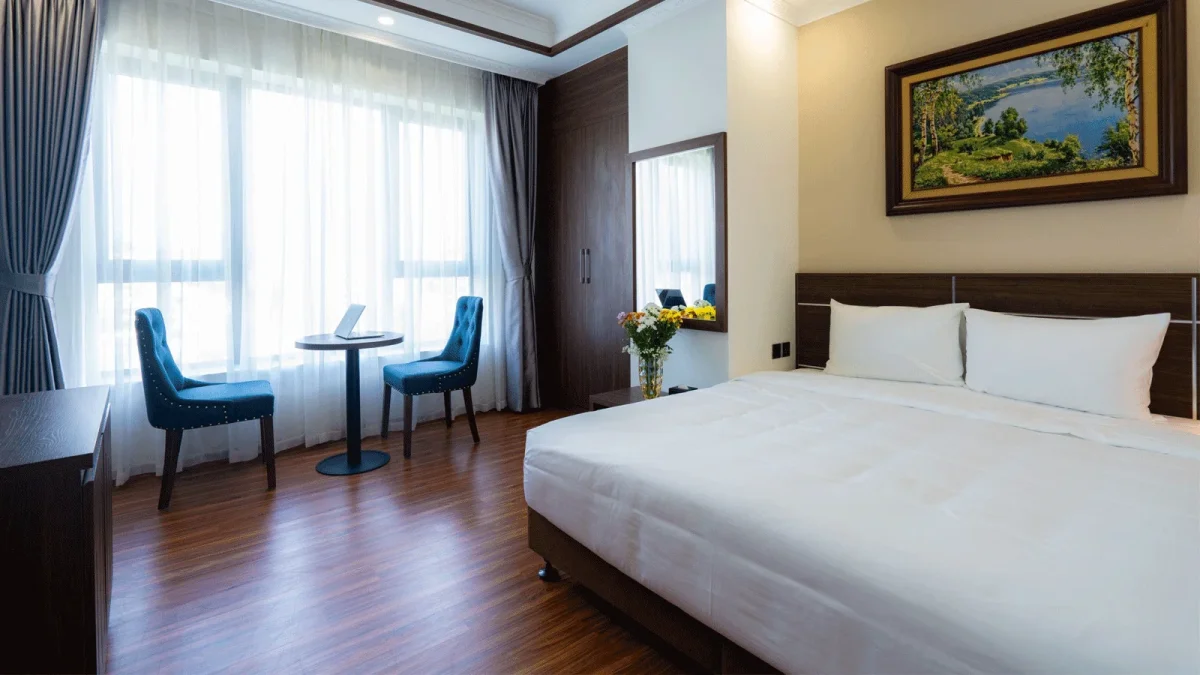 Giường đôi với nội thất sang trọng