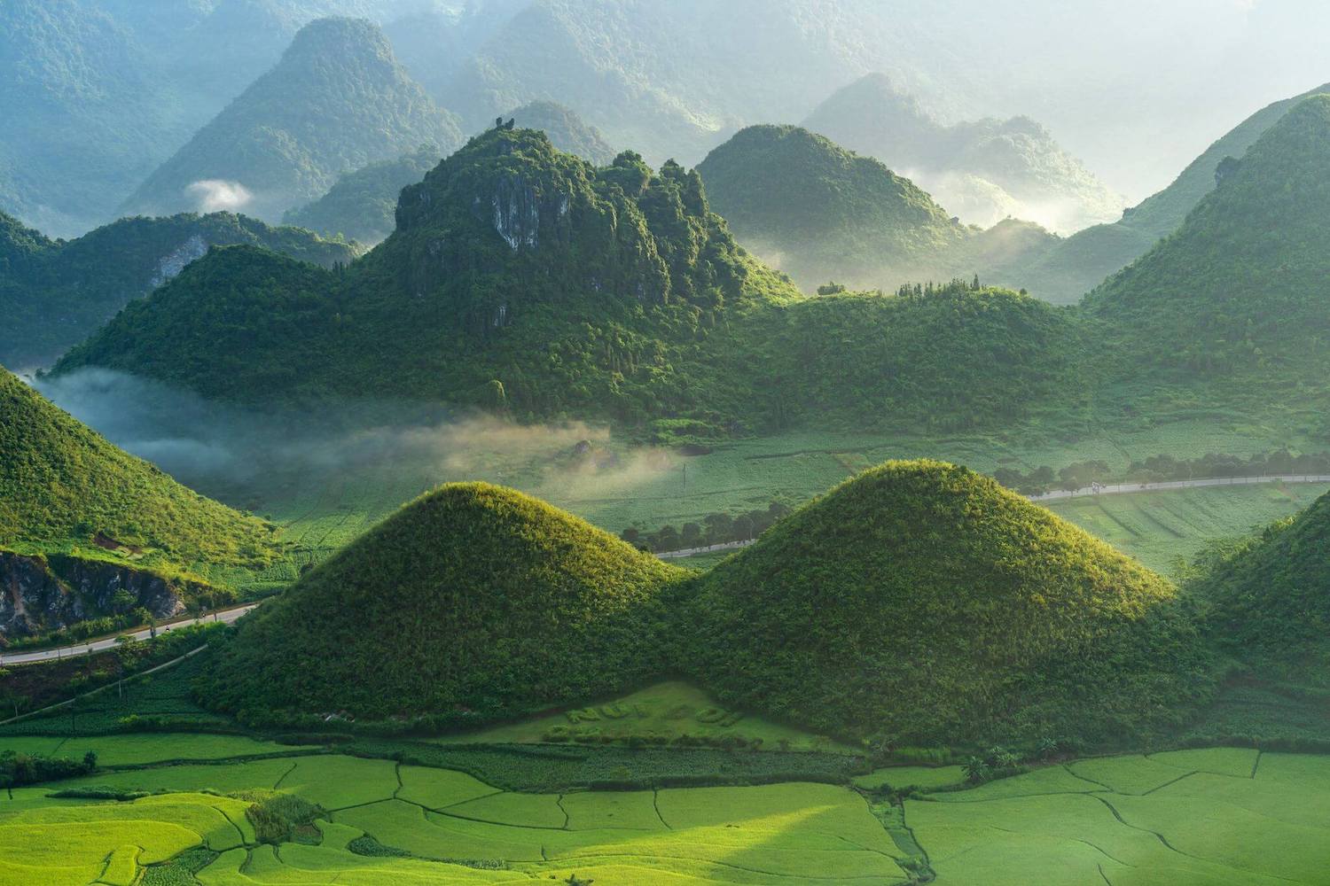 Núi Đôi Quản Bạ hiện lên giữa thung lũng Tam Sơn trù phú