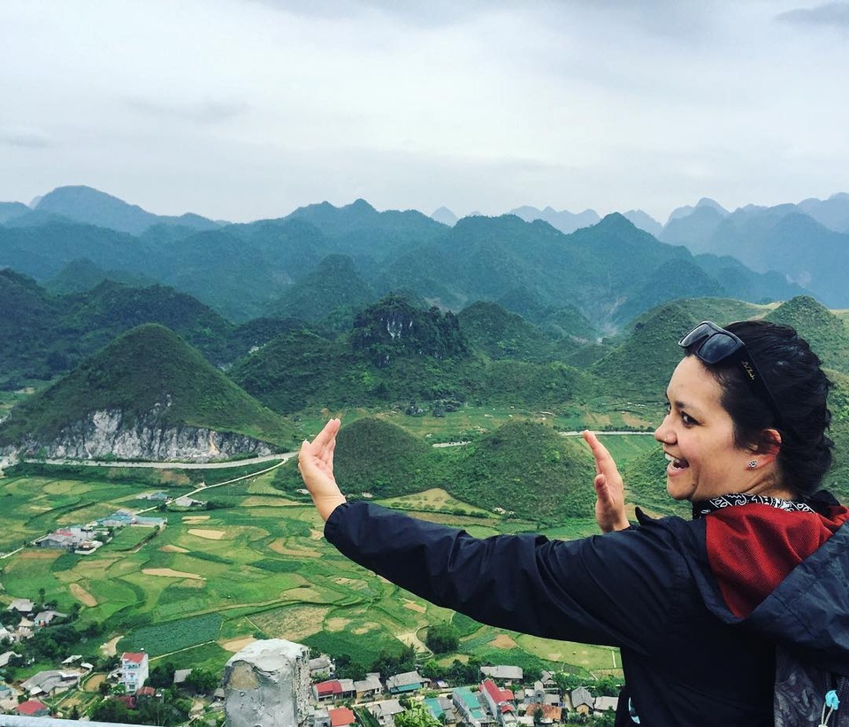 Từ đài quan sát tại Cổng trời Quản Bạ, bạn có thể chiêm ngưỡng toàn cảnh ngọn núi đôi tuyệt đẹp