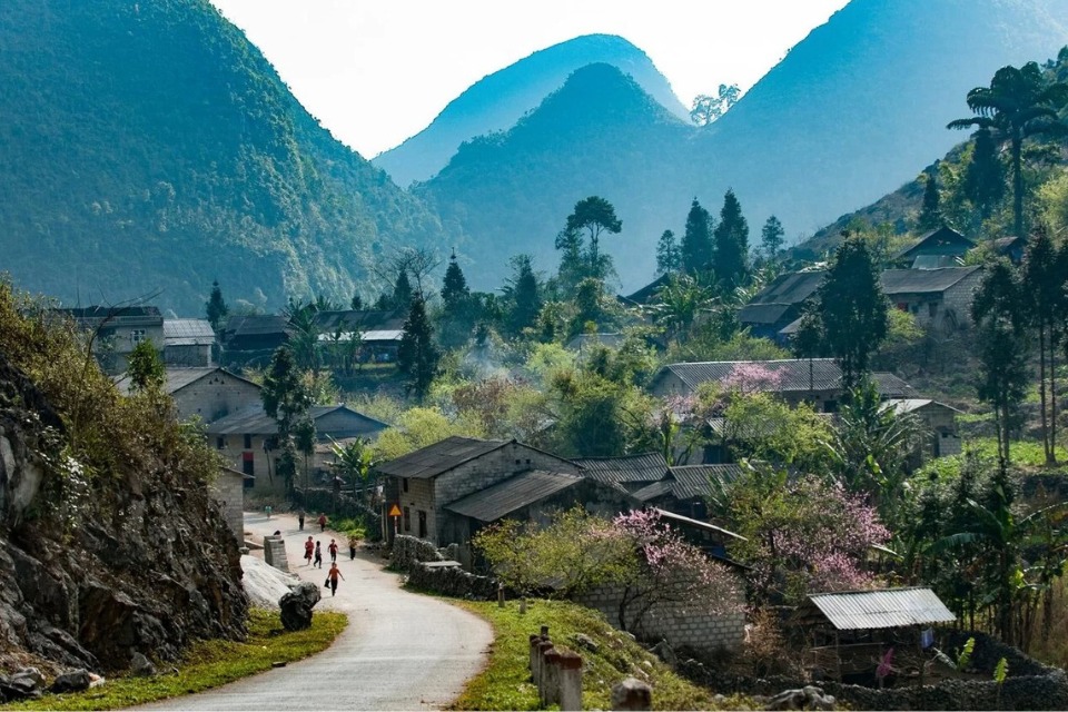 Phố Cáo nơi giữ gìn gần như trọn vẹn kiến trúc truyền thống của đồng bào người Mông