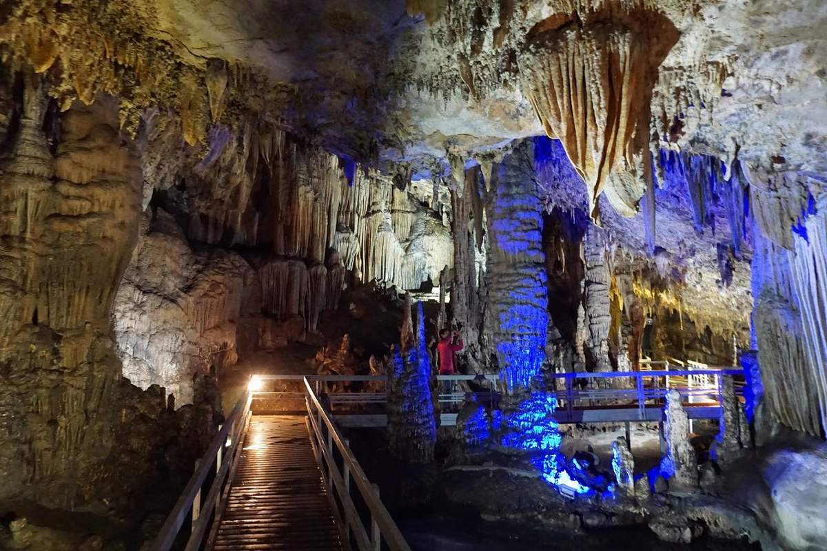 Hang Lùng Khúy dành cho những du khách thích khám phá mạo hiểm