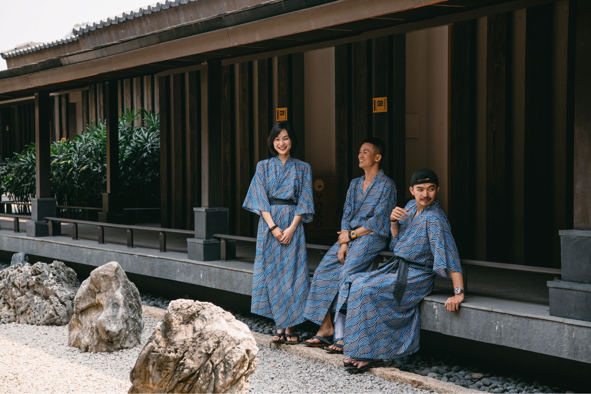 Du khách mặc trang phục Yukata truyền thống tại khu nghỉ dưỡng Onsen