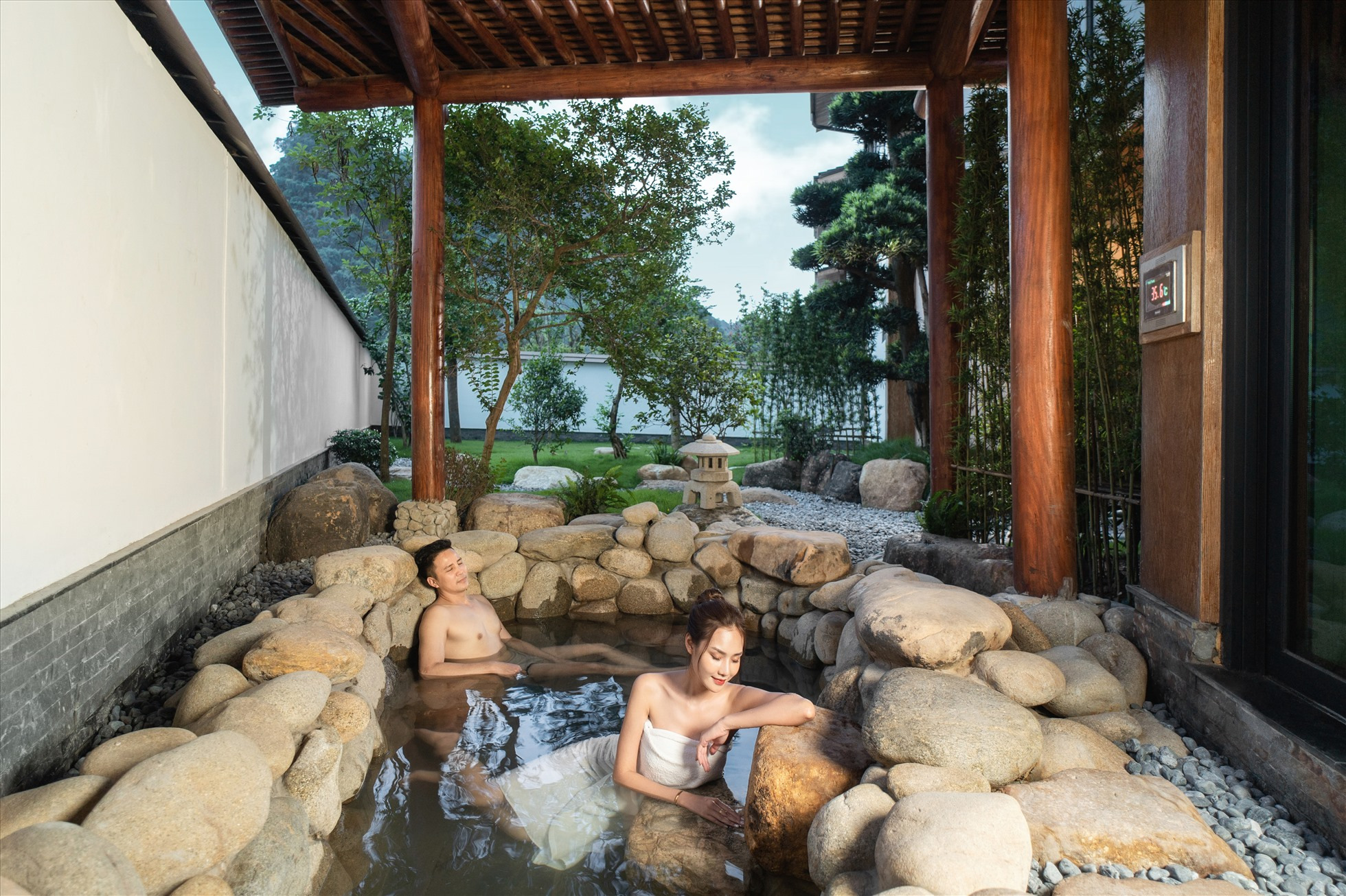 Cặp đôi thư giãn tại bể tắm khoáng ngoài trời Onsen Quảng Ninh