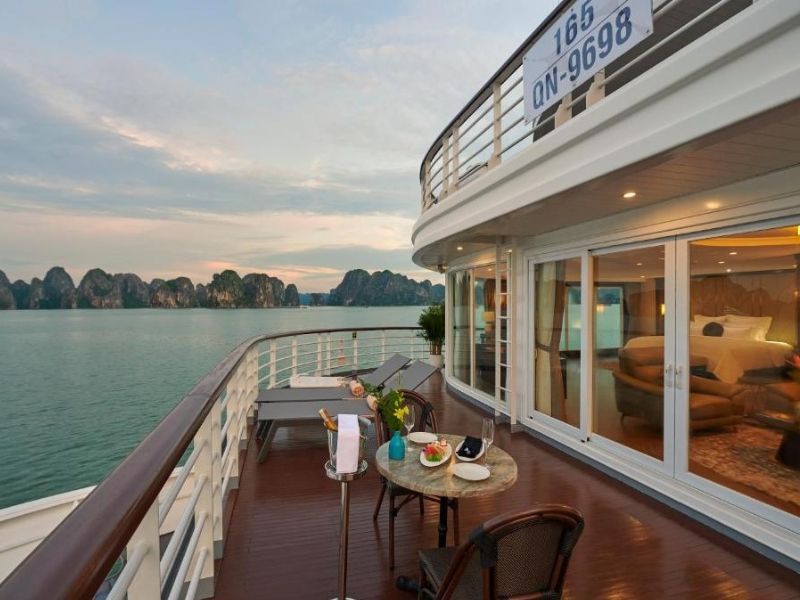 Du thuyền Paradise Legacy nổi bật với thiết kế sang trọng và tầm nhìn mở