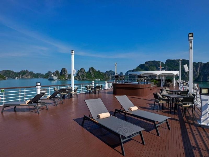 Khu vực Sundeck rộng rãi và thoáng đãng