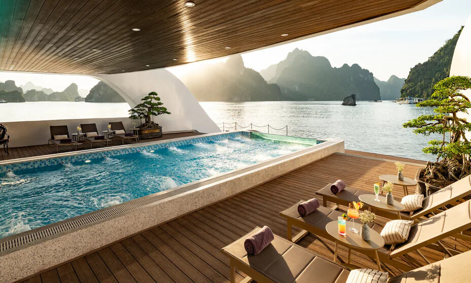 Bể bơi vô cực bốn mùa kết nối trực tiếp với khu sundeck