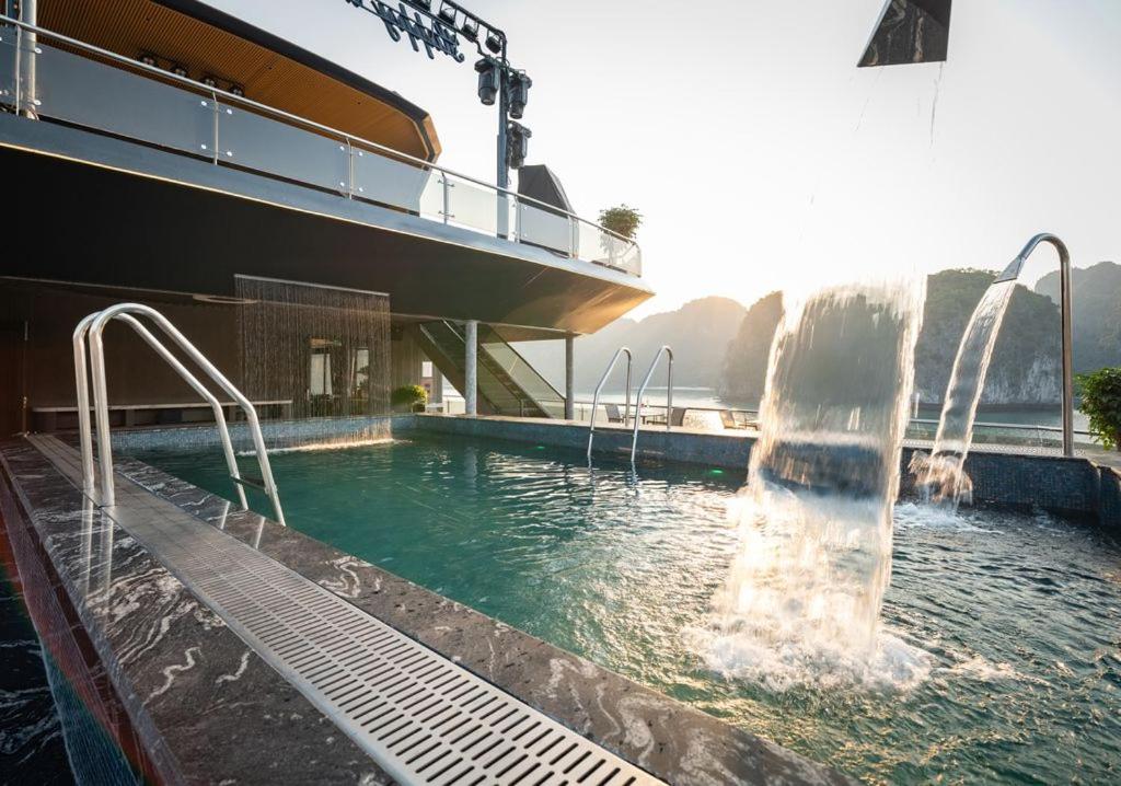 Bể bơi bốn mùa được thiết kế với không gian rộng rãi thông với khu vực sundeck
