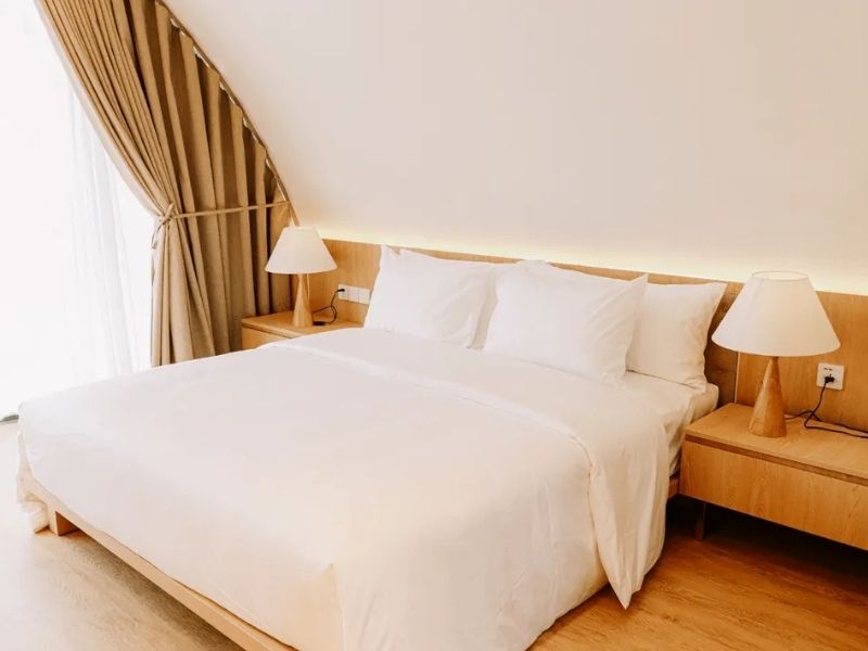 Không gian bên trong bungalow được trang bị đầy đủ tiện nghi.