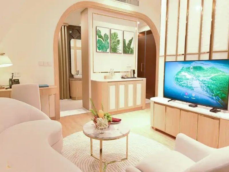 Tầm nhìn ra vườn và bể bơi tạo nên không gian thư giãn lý tưởng cho kỳ nghỉ của bạn.