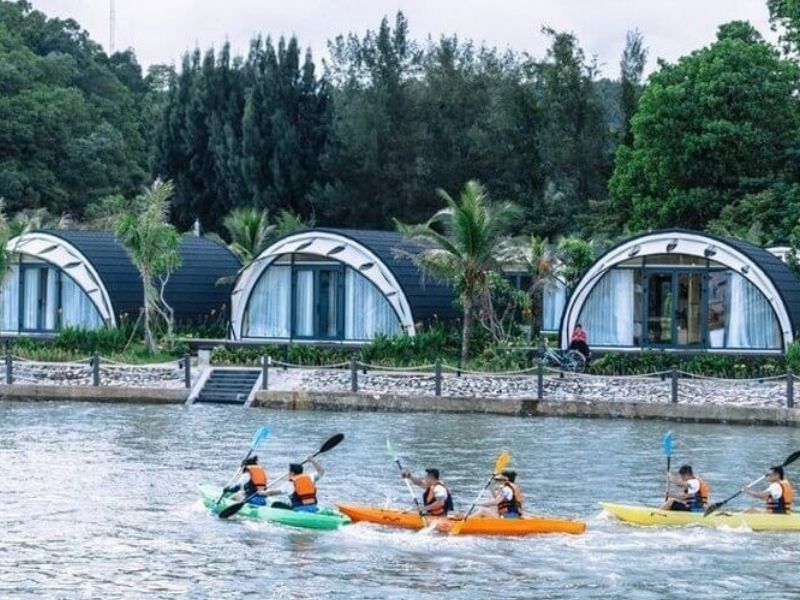 Chèo thuyền kayak là hoạt động lý tưởng để du khách trải nghiệm và khám phá vùng biển xung quanh đảo Cái Chiên.