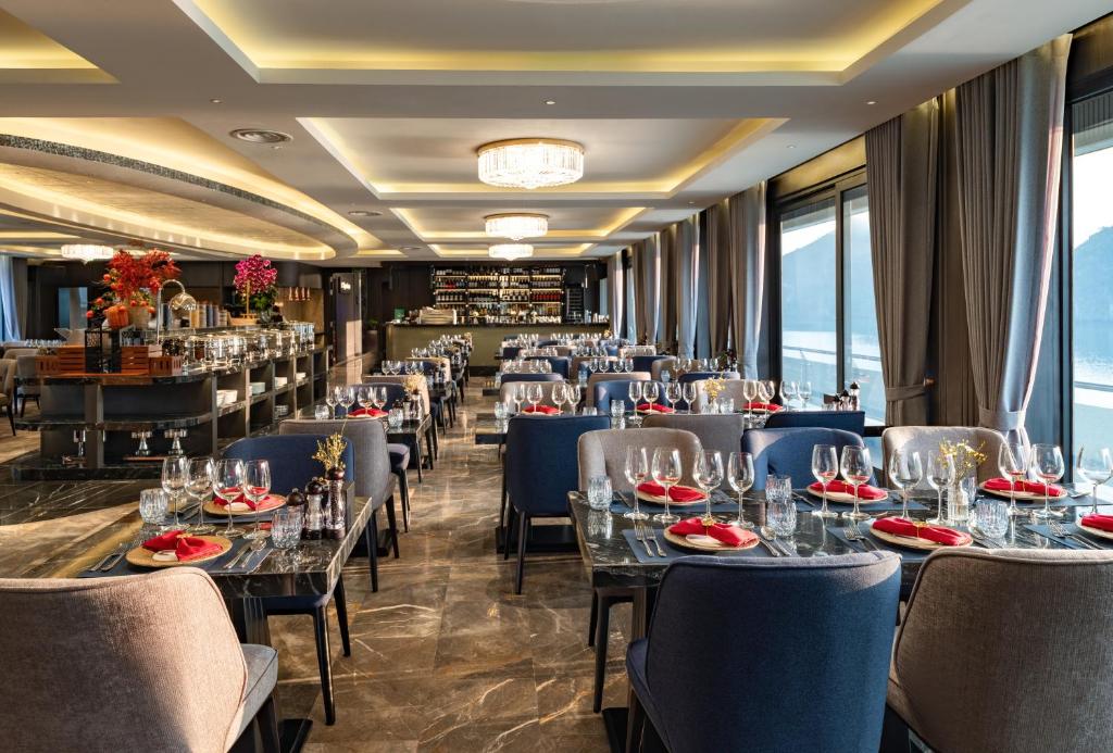 Nhà hàng sang trọng cùng quầy bar được thiết kế tinh tế, mang đến không gian thưởng thức ẩm thực đẳng cấp
