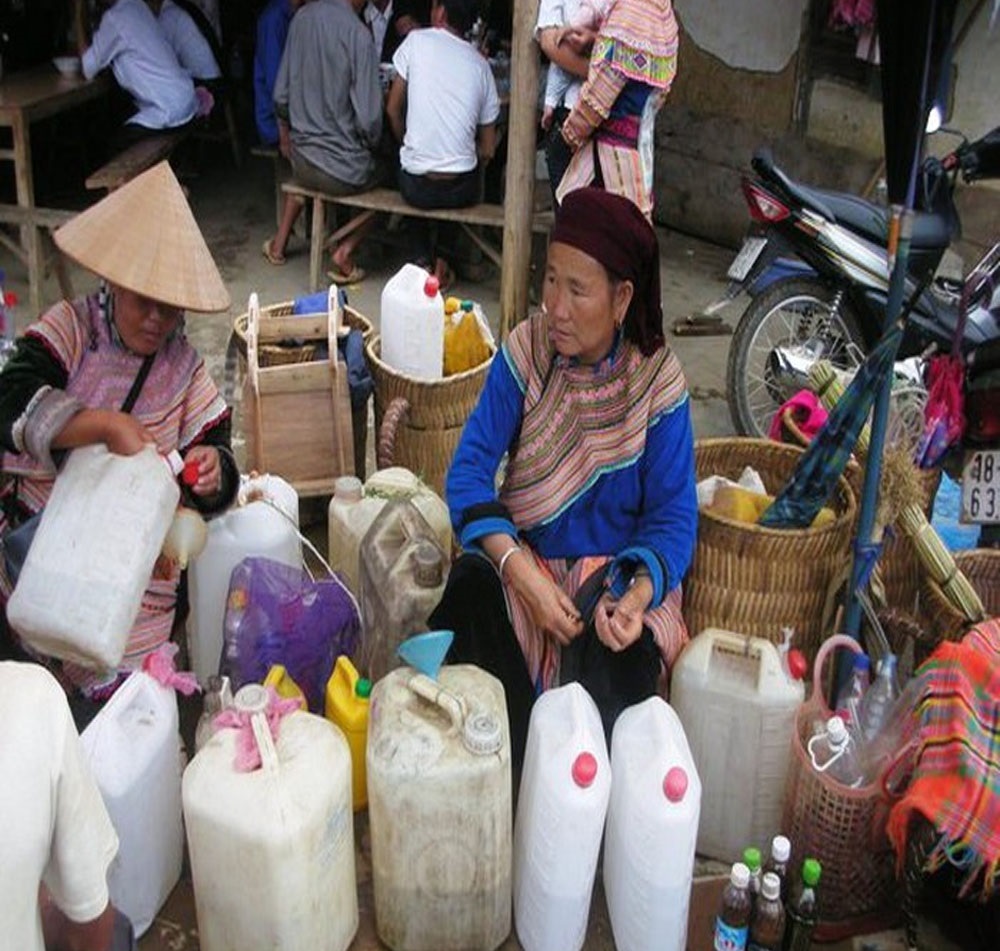 Chợ phiên vùng cao là địa điểm lý tưởng để du khách nếm thử và mua những can rượu ngô nguyên chất do chính người dân bản địa ủ nấu