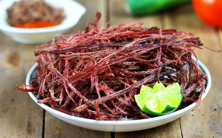 Thưởng thức rựu ngô cùng với các đặc sản như Thắng Cố, Trâu Gác Bếp giúp nâng tầm hương vị