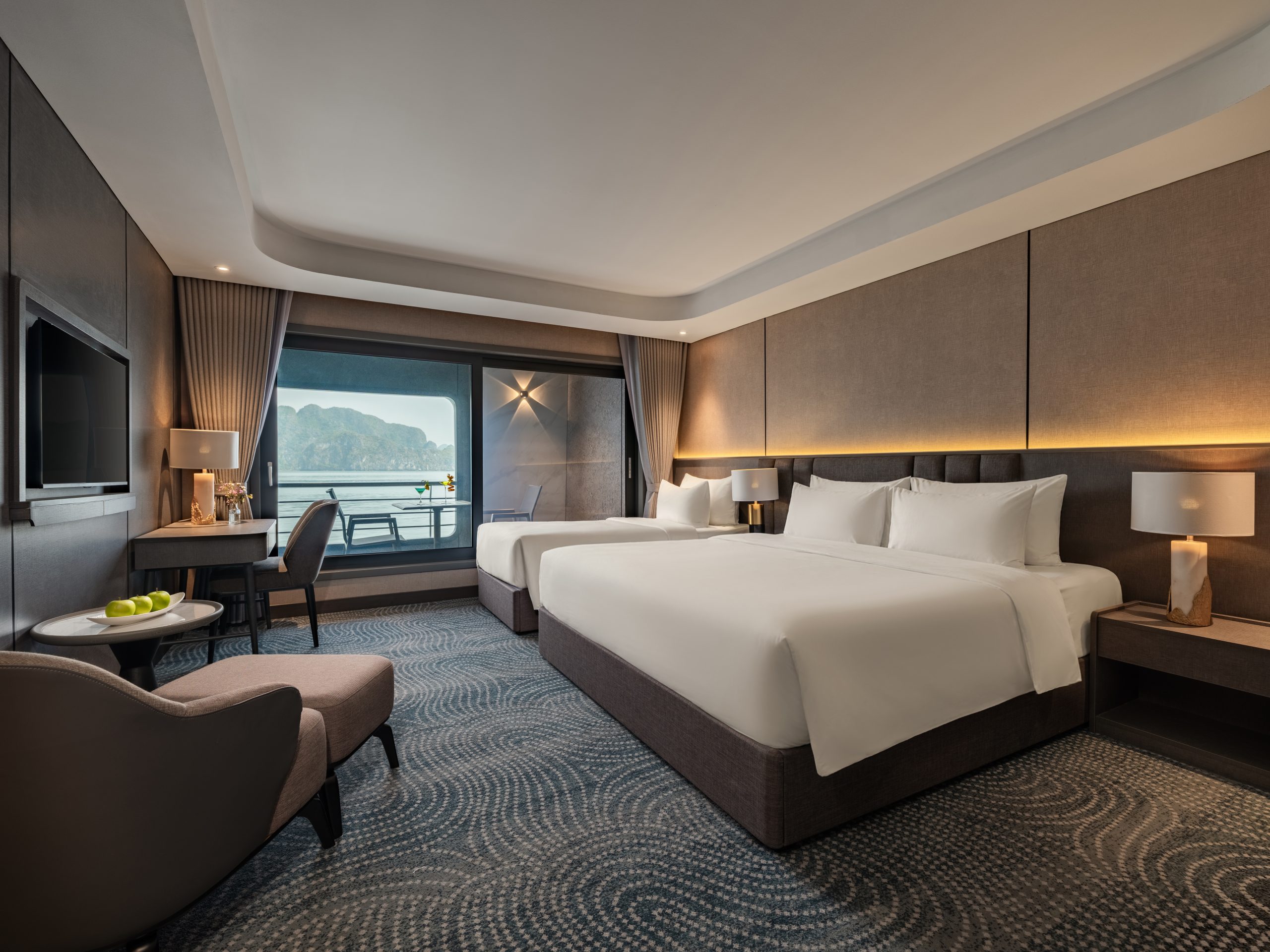 Senior Suite sở hữu ban công riêng hướng vịnh giúp du khách có thể ngắm cảnh ngay từ phòng nghỉ
