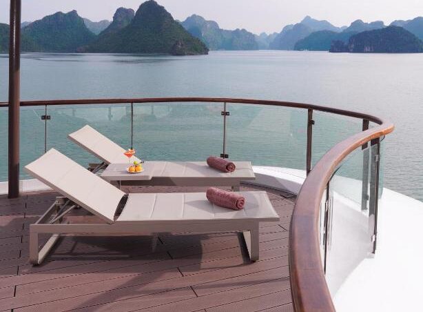 Khu vực sundeck là nơi để tận hưởng không khí trong lành của Vịnh Hạ Long