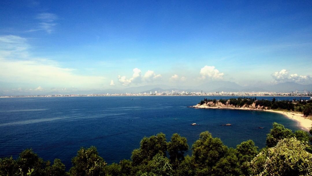 Bãi biển Trà Cổ nổi tiếng với dải cát trắng mịn màng và hàng phi lao xanh ngát kéo dài tận chân trời