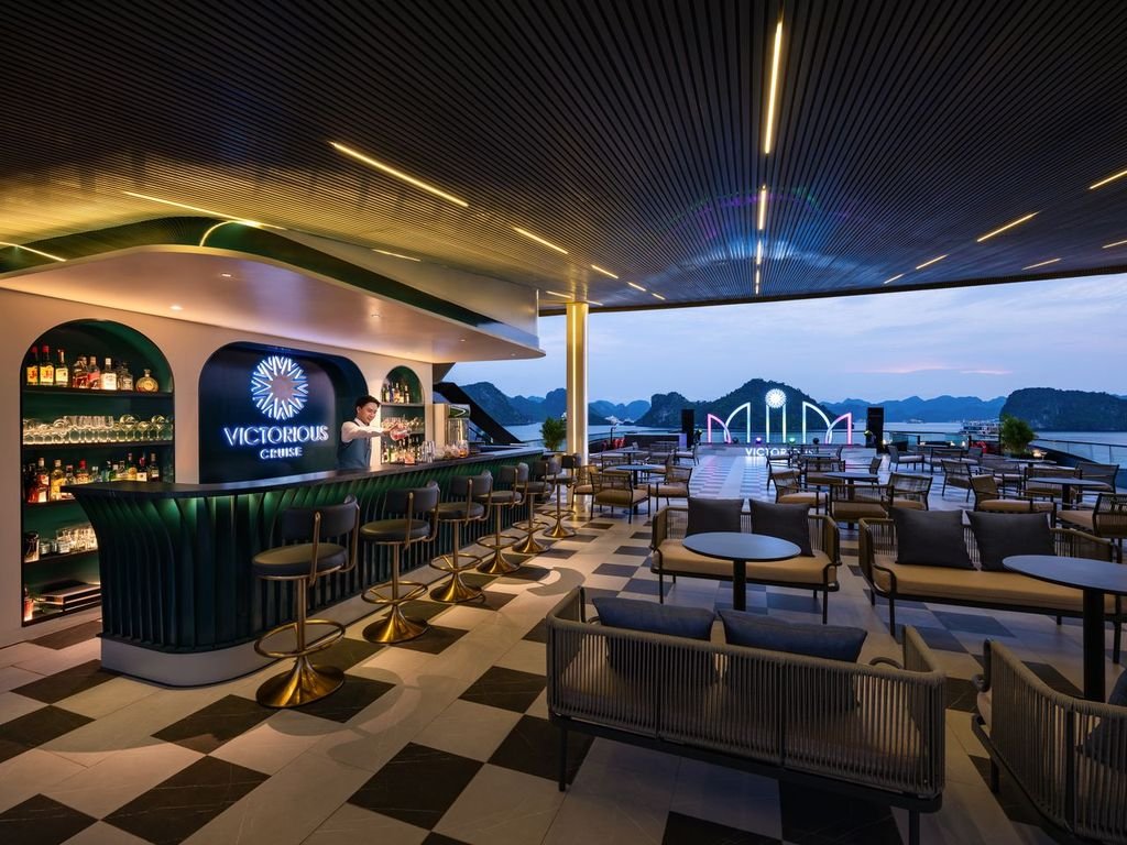 Quầy bar sở hữu menu đồ uống phong phú từ các loại cocktail nhiệt đới, rượu vang hảo hạng đến nước ép trái cây tươi